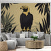 Un salon moderne avec un papier peint illustrant un aigle majestueux sur fond beige, entouré de feuillages sombres, créant une ambiance audacieuse et naturelle.