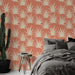 Une chambre moderne avec un papier peint terracotta orné de motifs d'agaves blancs, créant une atmosphère chaleureuse et accueillante.