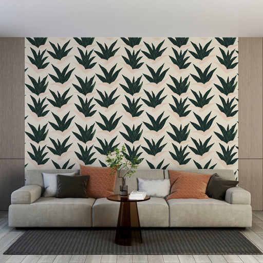 Un salon contemporain avec un papier peint tropical représentant de grandes feuilles vertes sur un fond crème, créant une atmosphère fraîche et accueillante.