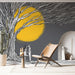 Une pièce moderne avec un papier peint artistique représentant un grand arbre stylisé et un soleil jaune, créant une atmosphère romantique et poétique.