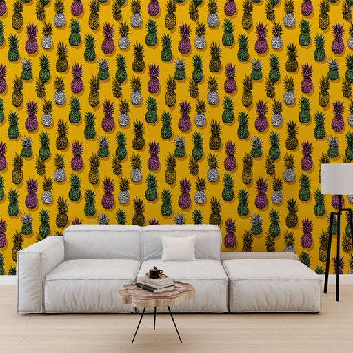 Un salon moderne avec un papier peint tropical jaune vif orné de motifs d'ananas colorés, créant une ambiance joyeuse et estivale.