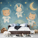 Une chambre d'enfant avec un papier peint ludique représentant des animaux astronautes sur fond bleu étoilé, créant une atmosphère joyeuse et imaginative.