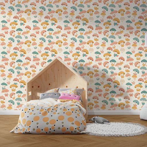 Une chambre enfantine avec un papier peint ludique représentant des personnages colorés sous des parapluies, créant une ambiance joyeuse et accueillante.