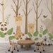 Une chambre d'enfant avec un papier peint illustrant des animaux mignons comme une girafe, un panda et un éléphant, créant une ambiance ludique et chaleureuse.