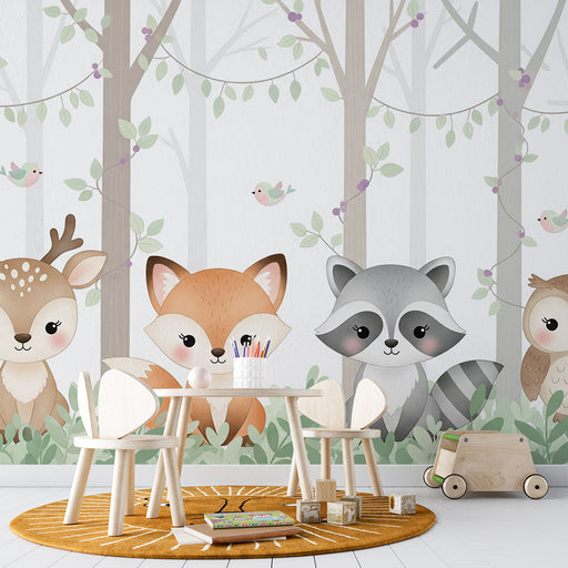 Une chambre d'enfant avec un papier peint illustratif représentant des animaux mignons dans une forêt, créant une ambiance ludique et chaleureuse.