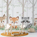 Une chambre d'enfant avec un papier peint illustratif représentant des animaux mignons dans une forêt, créant une ambiance ludique et chaleureuse.