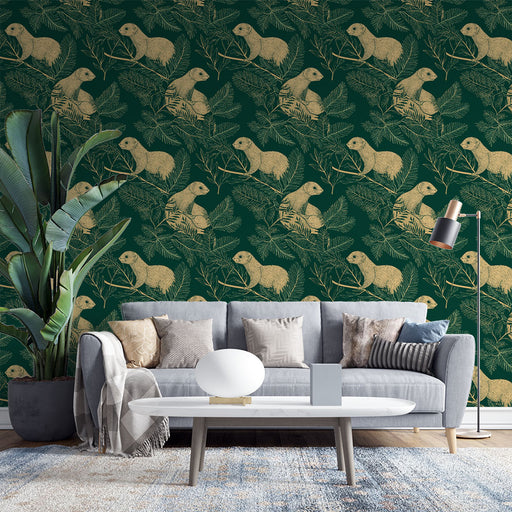Un salon moderne avec un papier peint tropical vert foncé illustrant des loutres dorées sur fond de feuillage, créant une ambiance ludique et chaleureuse.