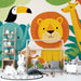 Une chambre d'enfant avec un papier peint ludique représentant des animaux colorés, créant une ambiance joyeuse et accueillante.