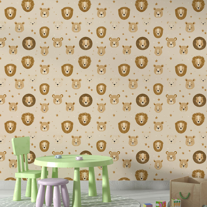 Une chambre d'enfant avec un papier peint ludique représentant des têtes de lions et d'ours dans des teintes dorées sur fond beige, créant une ambiance joyeuse et chaleureuse.