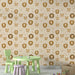 Une chambre d'enfant avec un papier peint ludique représentant des têtes de lions et d'ours dans des teintes dorées sur fond beige, créant une ambiance joyeuse et chaleureuse.