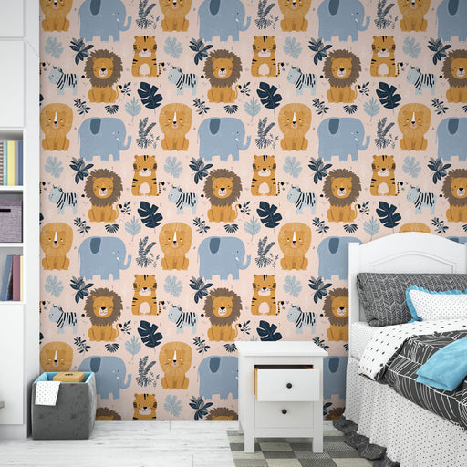 Une chambre enfantine avec un papier peint ludique représentant des animaux colorés sur fond rose, créant une ambiance joyeuse et accueillante.