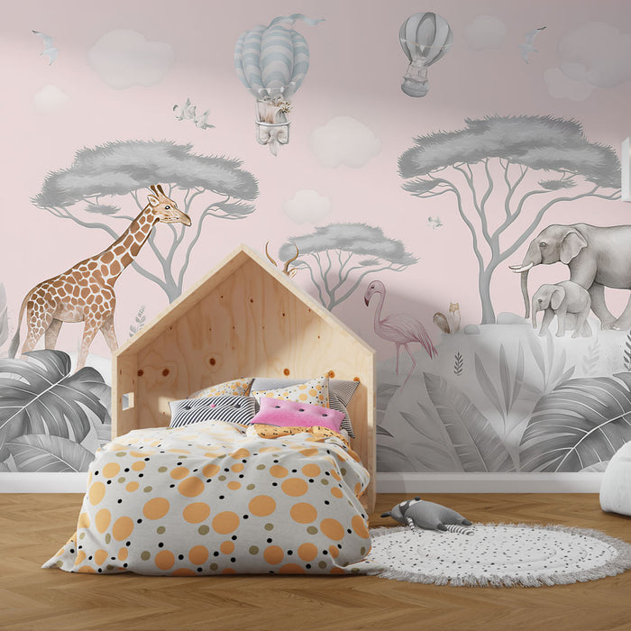 Une chambre enfantine avec un papier peint illustrant des animaux de la savane sur fond rose, créant une ambiance ludique et douce.