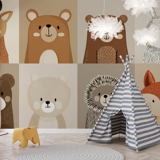 Une chambre d'enfant avec un papier peint illustrant des animaux mignons dans des tons doux et naturels, créant une ambiance chaleureuse et ludique.