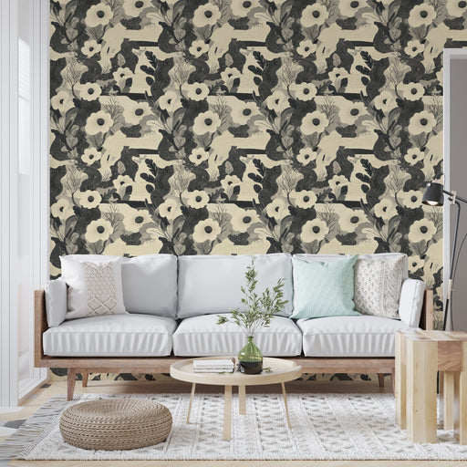 Un salon lumineux avec un papier peint floral noir et crème, présentant des motifs de fleurs et d'animaux, créant une atmosphère élégante et artistique.