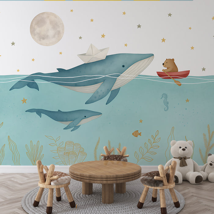 Une chambre d'enfant avec un papier peint illustratif représentant des baleines et un ours dans un bateau, créant une ambiance ludique et rêveuse.