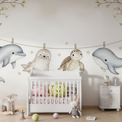 Une chambre d'enfant avec un papier peint illustrant des animaux marins adorables suspendus, créant une atmosphère ludique et douce.
