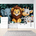 Une chambre d'enfant avec un papier peint illustratif représentant un éléphant, un lion et une vache sur fond de feuillage tropical, créant une atmosphère joyeuse et ludique.