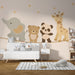 Une chambre d'enfant avec un papier peint illustrant des animaux mignons en teintes douces, créant une ambiance joyeuse et ludique.