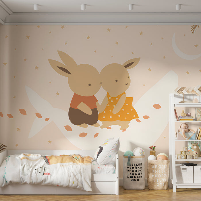 Une chambre d'enfant avec un papier peint illustrant deux lapins mignons sur un fond pastel, créant une atmosphère douce et chaleureuse.