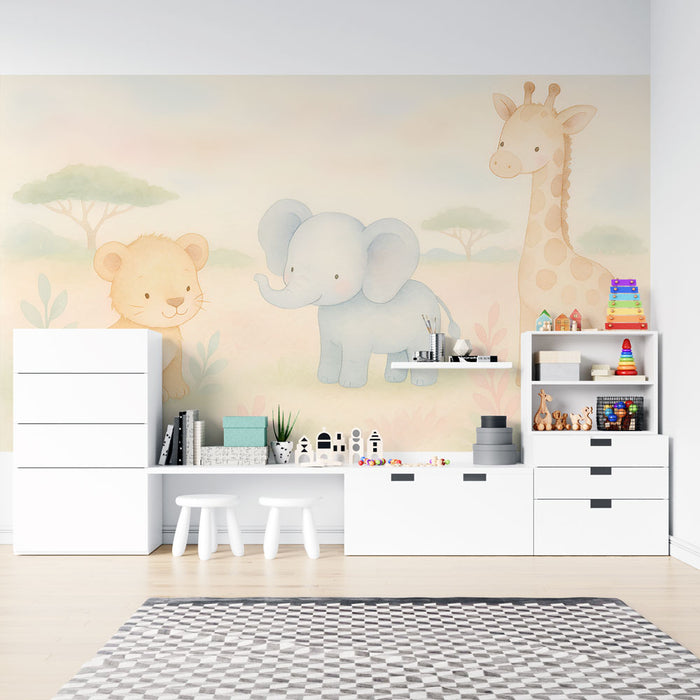 Une chambre d'enfant avec un papier peint illustrant un lion, un éléphant et une girafe dans des teintes douces, créant une atmosphère ludique et apaisante.