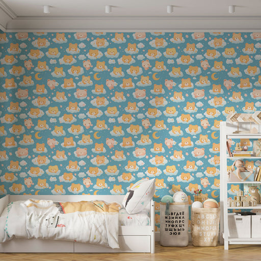 Une chambre d'enfant avec un papier peint ludique représentant des oursons et des nuages sur fond bleu, créant une atmosphère douce et réconfortante.