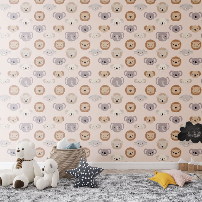 Une chambre d'enfant avec un papier peint ludique aux motifs de têtes d'animaux mignons sur fond rose, créant une ambiance joyeuse et accueillante.