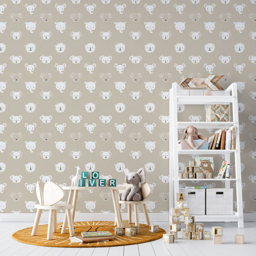 Une chambre d'enfant avec un papier peint ludique représentant des animaux mignons sur fond beige, créant une ambiance chaleureuse et joyeuse.
