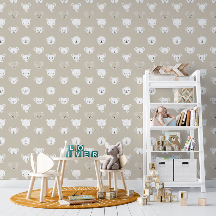 Une chambre d'enfant avec un papier peint ludique représentant des animaux mignons sur fond beige, créant une ambiance chaleureuse et joyeuse.