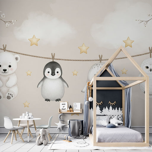 Une chambre d'enfant avec un papier peint illustrant des animaux mignons suspendus, sur fond beige, créant une atmosphère douce et ludique.