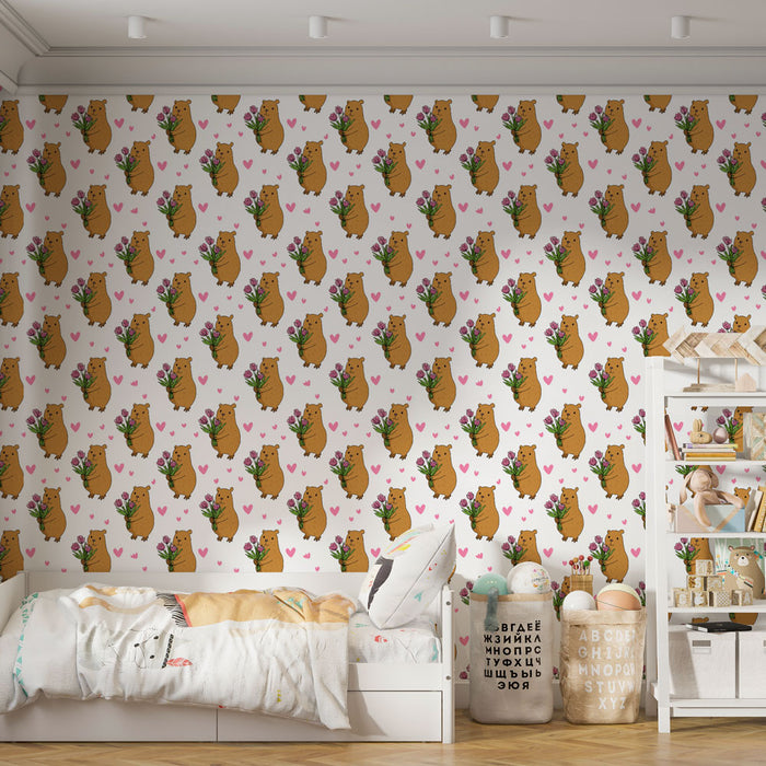 Une chambre enfantine avec un papier peint ludique représentant des ours souriants tenant des fleurs sur fond blanc, créant une atmosphère joyeuse et chaleureuse.