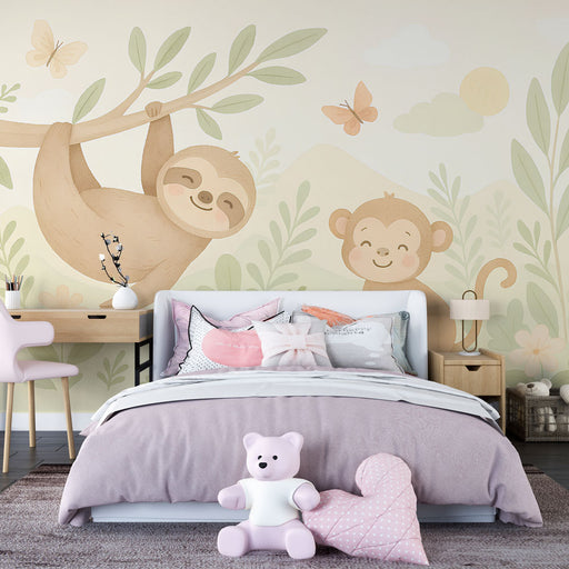 Une chambre d'enfant avec un papier peint ludique représentant un paresseux et un singe sur fond pastel, créant une atmosphère joyeuse et apaisante.