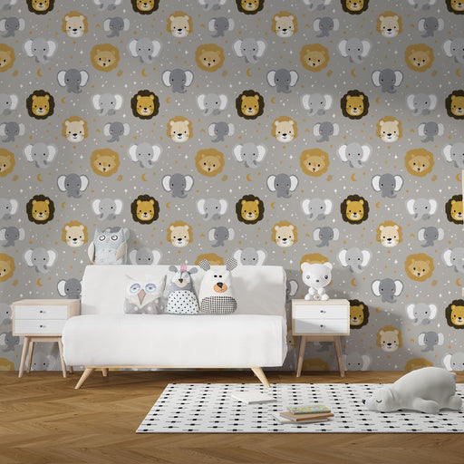 Une chambre d'enfant avec un papier peint ludique représentant des lions et des éléphants aux couleurs douces sur fond gris, créant une ambiance joyeuse et accueillante.