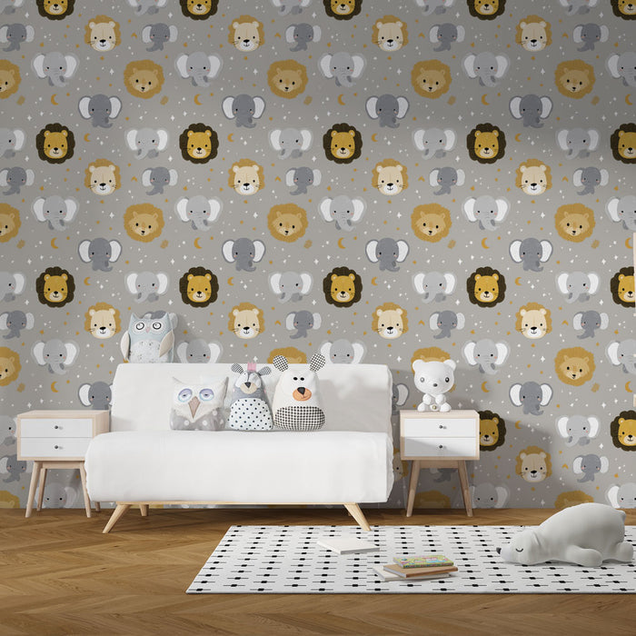 Une chambre d'enfant avec un papier peint ludique représentant des lions et des éléphants aux couleurs douces sur fond gris, créant une ambiance joyeuse et accueillante.