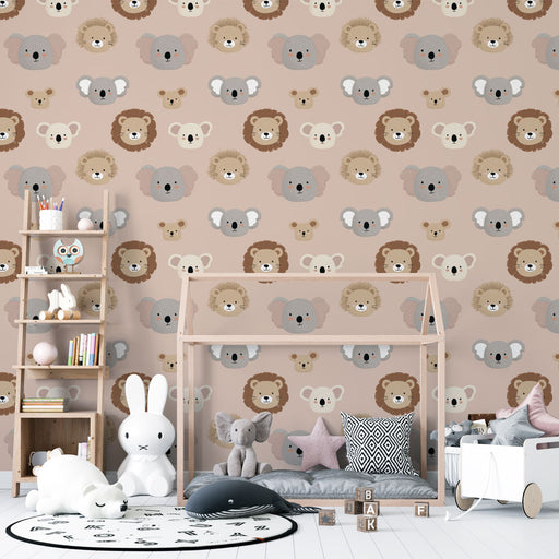 Une chambre d'enfant avec un papier peint ludique représentant des têtes d'animaux mignons sur fond rose, créant une ambiance joyeuse et chaleureuse.