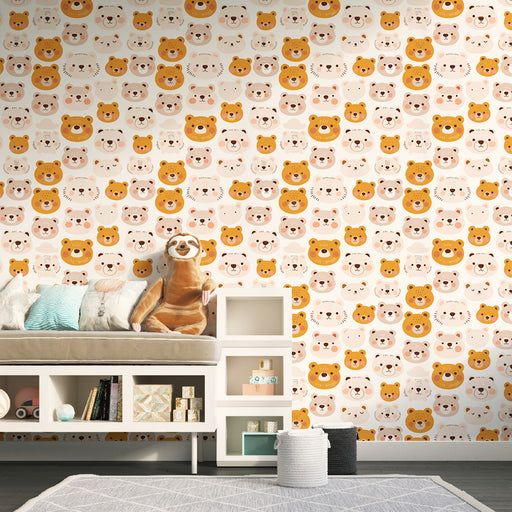 Une chambre d'enfant avec un papier peint ludique représentant des visages d'ours dans des teintes douces de beige et de jaune, créant une atmosphère joyeuse et accueillante.
