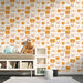 Une chambre d'enfant avec un papier peint ludique représentant des visages d'ours dans des teintes douces de beige et de jaune, créant une atmosphère joyeuse et accueillante.