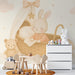 Une chambre d'enfant avec un papier peint illustré représentant un lapin endormi dans un panier, créant une ambiance douce et réconfortante.