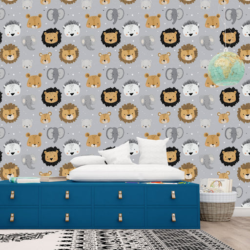Une chambre enfantine avec un papier peint ludique représentant des animaux mignons sur fond gris, créant une atmosphère joyeuse et accueillante.