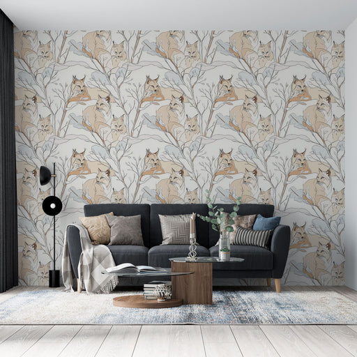 Un salon moderne avec un papier peint illustrant des renards sur des branches, dans des teintes douces de beige et bleu, créant une atmosphère chaleureuse et apaisante.