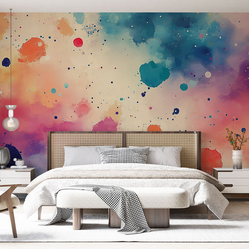 Papier peint aquarelle colorée avec motifs éclatants et abstraits pour une ambiance dynamique dans une chambre moderne.