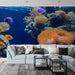 Papier peint aquarium avec scène sous-marine vibrante, coraux et poissons colorés pour salon moderne
