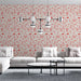 Un salon contemporain avec un papier peint aux motifs floraux et marins dans des teintes corail sur fond clair, créant une ambiance fraîche et accueillante.