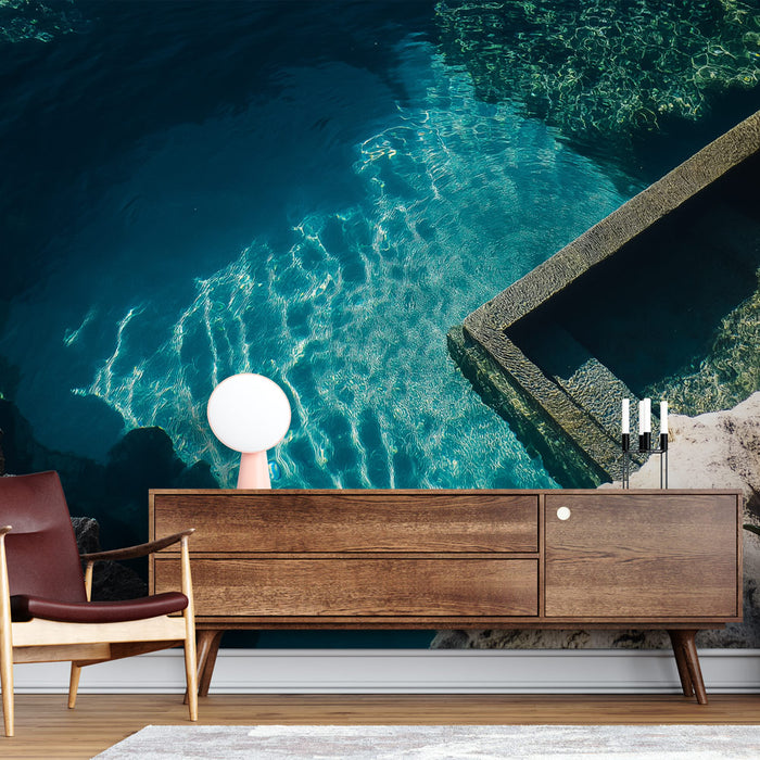 Une pièce moderne avec un papier peint représentant une vue aérienne d'une piscine turquoise, évoquant une ambiance relaxante et estivale.