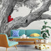 Un salon contemporain avec un papier peint illustrant un arbre stylisé en noir et blanc, agrémenté d'un cœur rouge, créant une ambiance ludique et chaleureuse.
