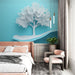 Papier peint arbre blanc élégant sur fond bleu pour chambre moderne et apaisante.