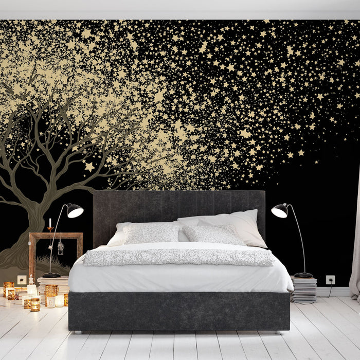 Une chambre moderne avec un papier peint représentant un arbre stylisé doré sur fond noir, parsemé d'étoiles, créant une atmosphère poétique et mystérieuse.