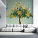 Un salon moderne avec un papier peint illustrant un arbre aux fleurs jaunes et aux feuilles vertes, créant une ambiance fraîche et naturelle.