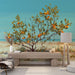 Une pièce lumineuse avec un papier peint représentant un arbre fruitier aux oranges, évoquant une ambiance estivale et naturelle.