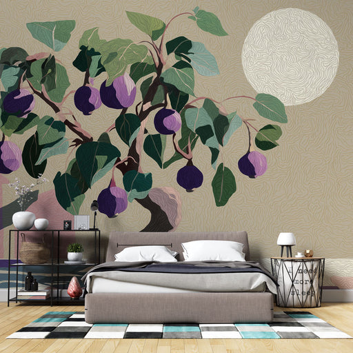 Une chambre moderne avec un papier peint représentant un arbre aux fruits violets sur fond beige, créant une ambiance artistique et apaisante.
