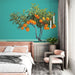 Une chambre moderne avec un papier peint illustrant un arbre fruitier aux oranges sur fond turquoise, créant une ambiance fraîche et vivifiante.